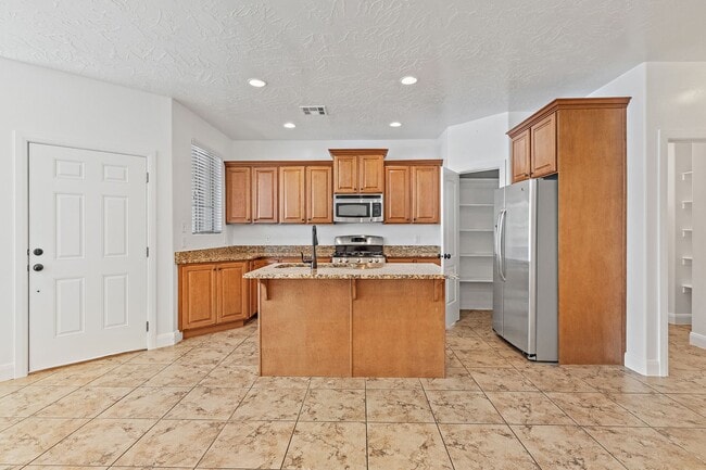 Building Photo - 3 bedroom, 2.5 bathroom St. George Home