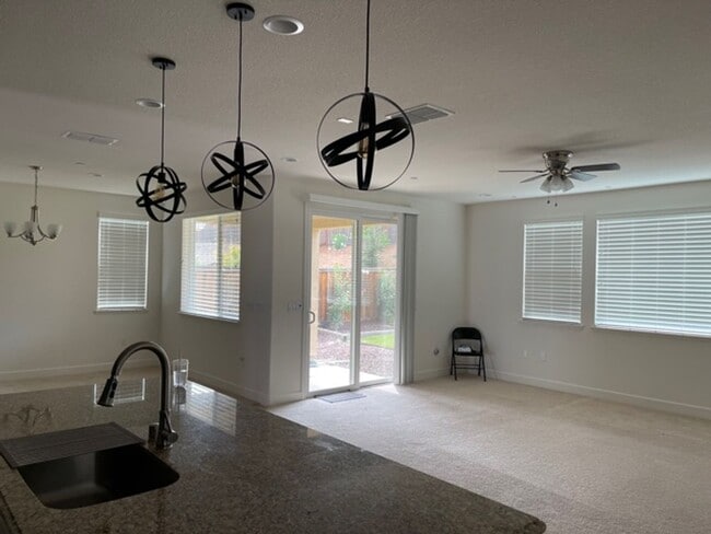 Building Photo - Beautiful home in River Island