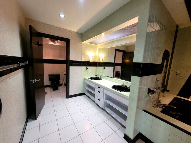 Building Photo - 1460 West Alex Bell Road