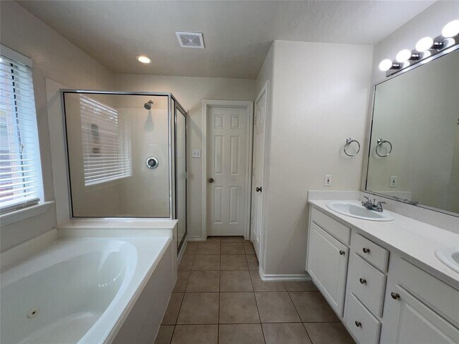 Building Photo - 2430 Floral Ridge Dr