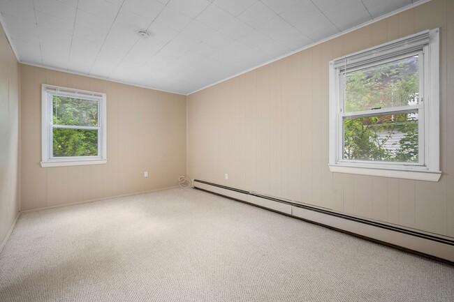 Building Photo - 4-bedroom, 2-bathroom home located in the ...