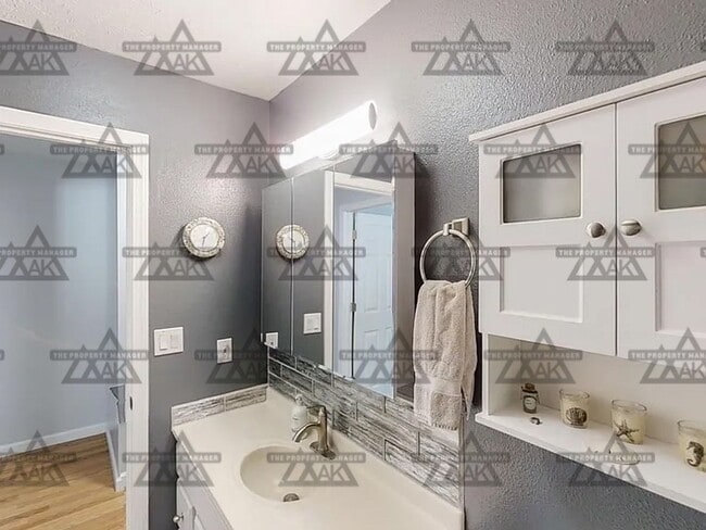 Building Photo - Beautiful Moose Creek Residence | 2 Beds, 1 Bath, Garage, and Heat Included