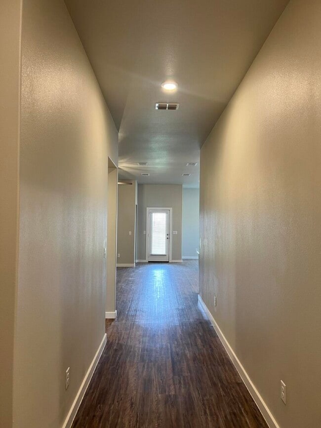 Primary Photo - 2030 Kenwood Ave