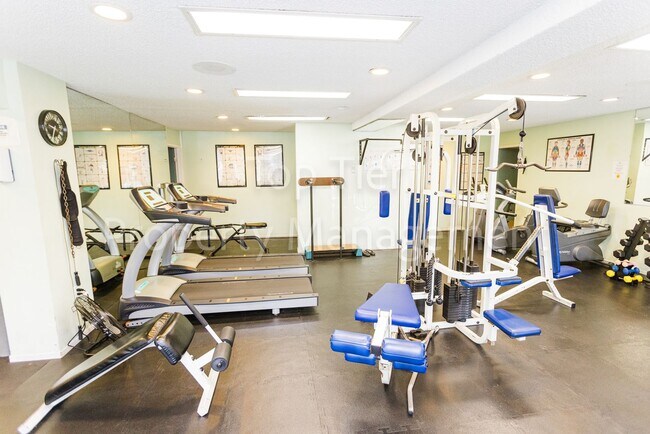 Building Photo - Spacious Top-Floor 1BR Condo with Ocean Vi...
