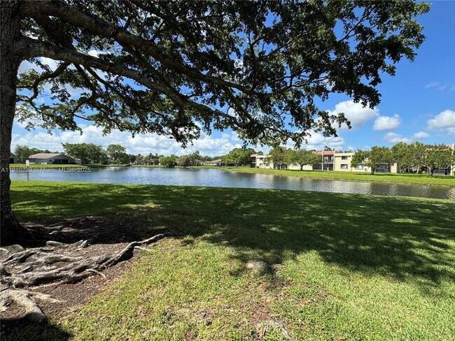 Building Photo - 573 Racquet Club Rd