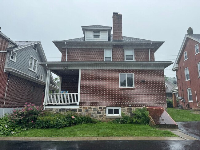 Building Photo - 5 Bedroom Detached Home in fountain Hill