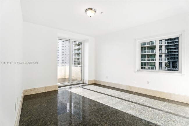 Building Photo - 1402 Brickell Bay Dr