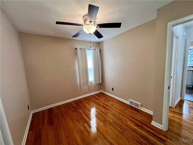Building Photo - 427 Mosley Dr