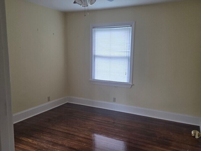 Building Photo - 2 Bdrm/ 1 Bath Cottage w/hardwood floors Kingsport, TN