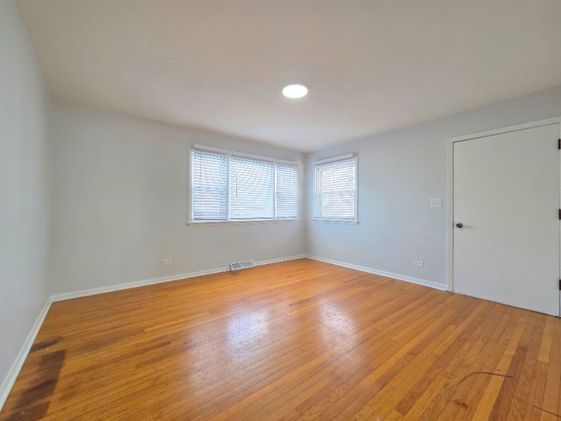 Building Photo - 29 E Lake Shore Dr