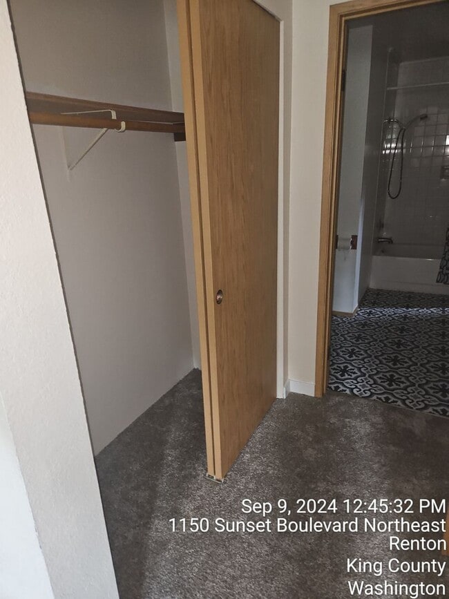 Building Photo - Renton Sunset Heights Condominiums - 2 bedroom 1 bathroom lower floor unit - Water, Sewer & Garba...