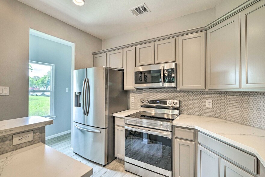 Building Photo - 4835 Sunflower St