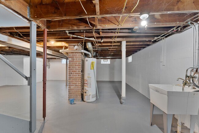 Building Photo - 1539 Weston Ave