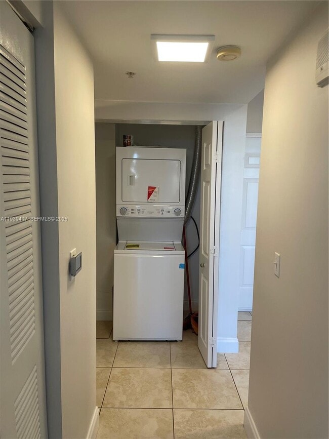 Building Photo - 2030 Douglas Rd