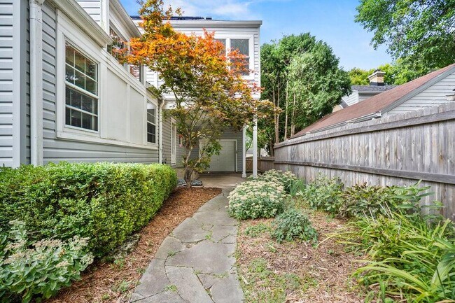 Building Photo - 5160 N Kent Ave