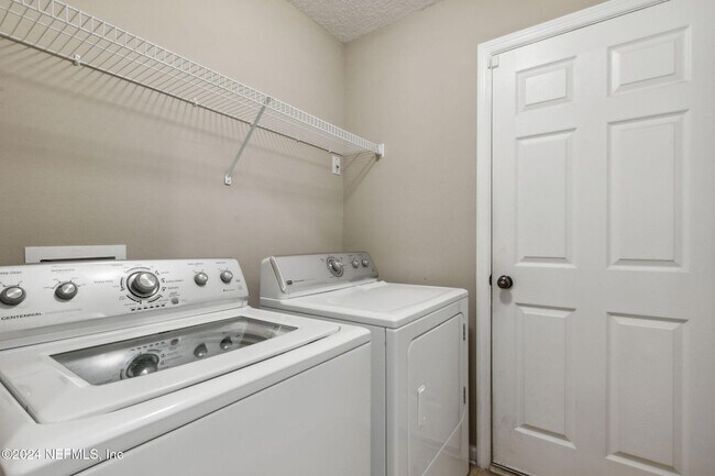 Building Photo - 4619 Pine Lake Dr