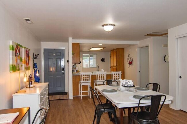 Building Photo - 565 Primrose Dr