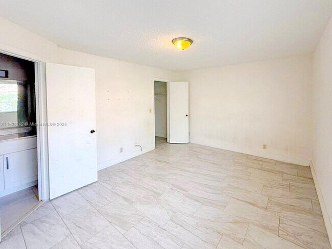 Building Photo - 3440 Pinewalk Dr N