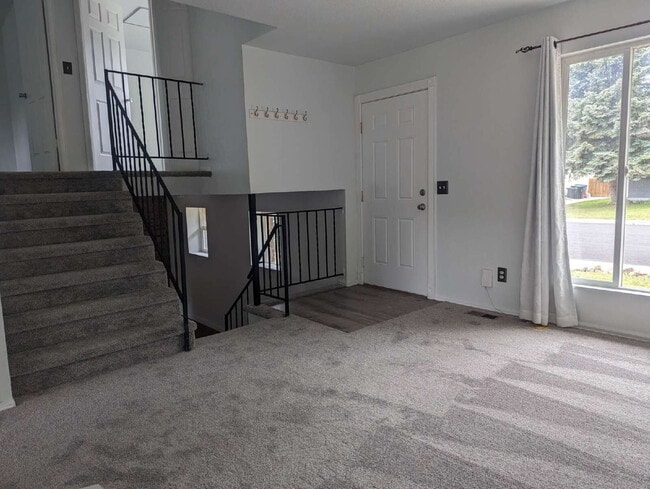 Building Photo - Newly updated 3/2 in North Longmont!