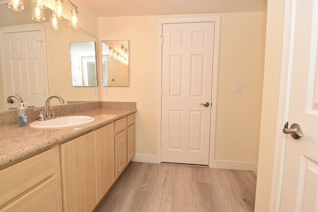 Building Photo - Charming 2nd Floor Unit In Gated Community!