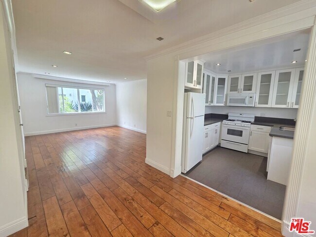 Building Photo - 142 San Vicente Blvd