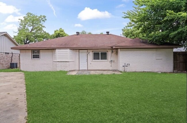 Building Photo - 6811 Feather Creek Dr