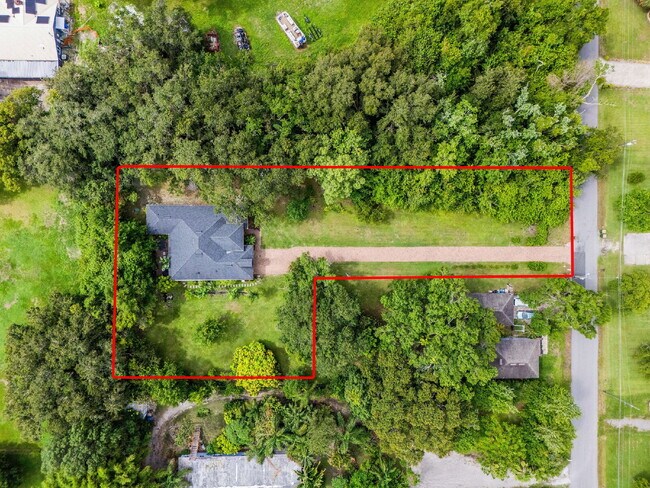 Building Photo - Charming 3-Bed with 2 Baths Oasis in St. C...