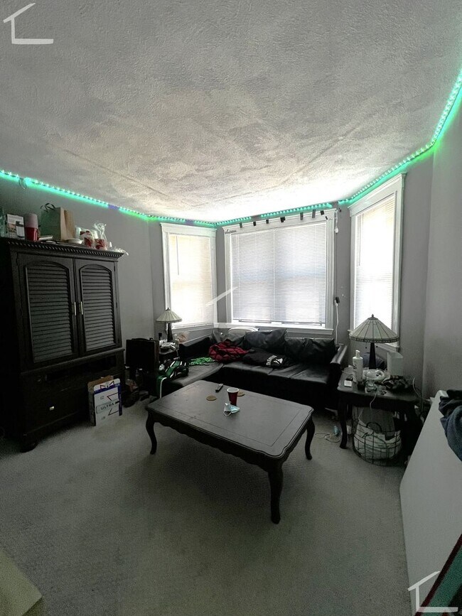 Building Photo - Two bed two bath in Fenway!!