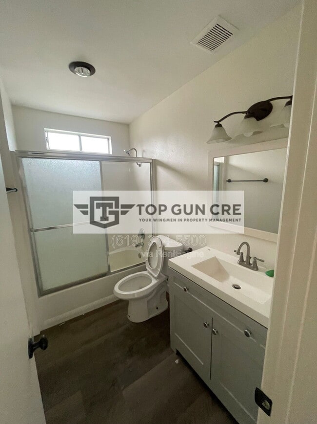 Building Photo - 220 E Park Ave