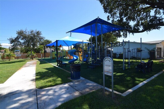 Building Photo - 838 NW 10th Ave