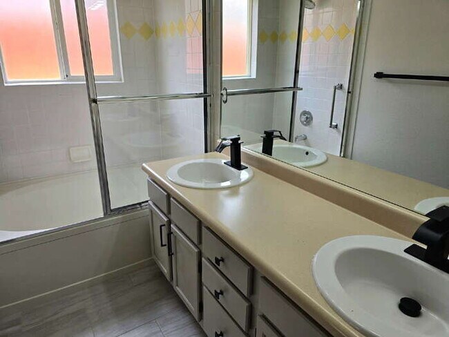 Building Photo - Beautifully Remodeled 2 Bed, 2 Bath, Single level Townhome, 2 car garage.