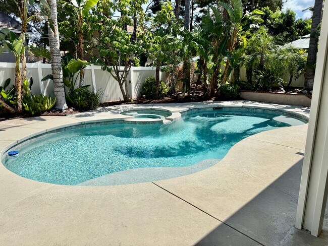 Building Photo - Executive Pool Home w/Solar