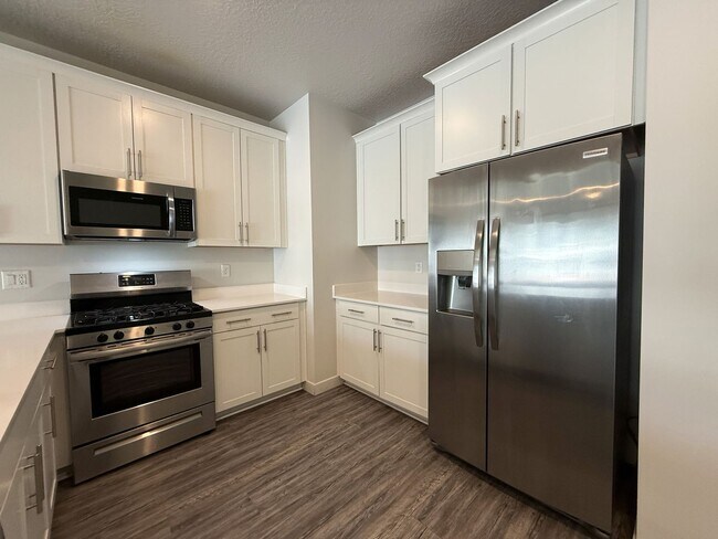 Building Photo - Townhome available now in Haven Dell!