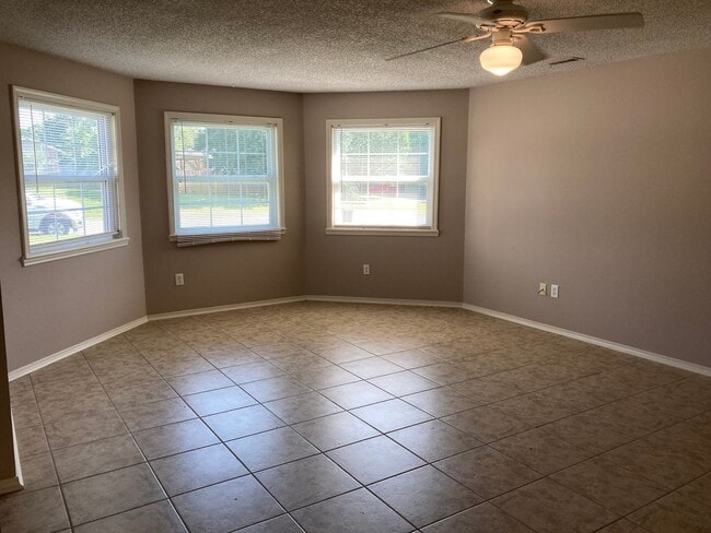 Building Photo - PRE-LEASING 3 Bedroom 2 Bath Extremely close to Wedington Exit !