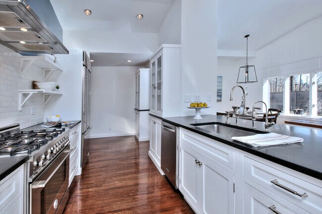 Building Photo - 562 Canoe Hill Rd