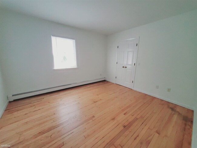 Building Photo - 3 br, 1.5 bath Condo - 41 Almira Dr Apt 1