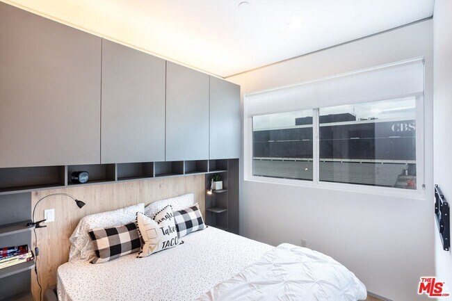 Building Photo - 105 S Fairfax Ave