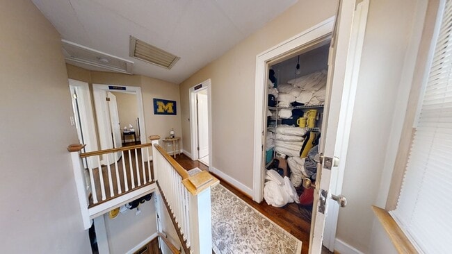 Building Photo - 811 Rose Ave