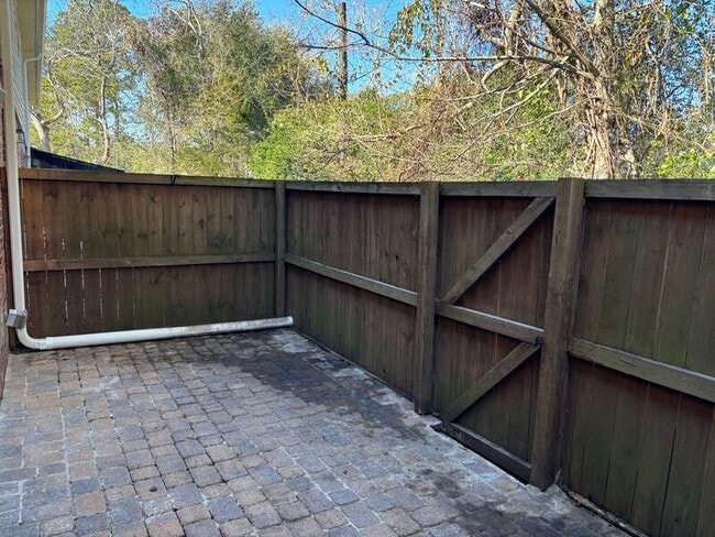 Building Photo - 415 Parkdale Dr