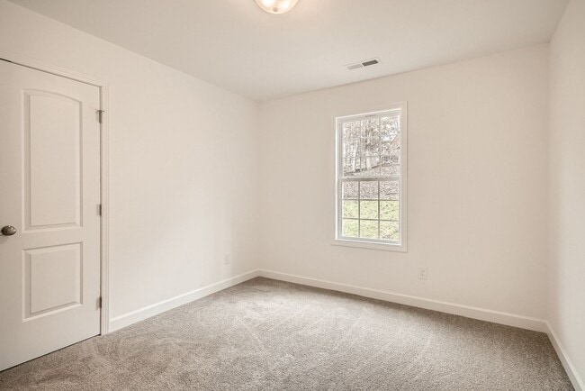 Building Photo - Like new house in nice Concord location!!