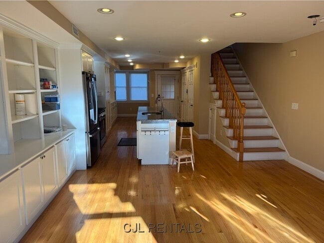 Building Photo - 10 Sherman Ct