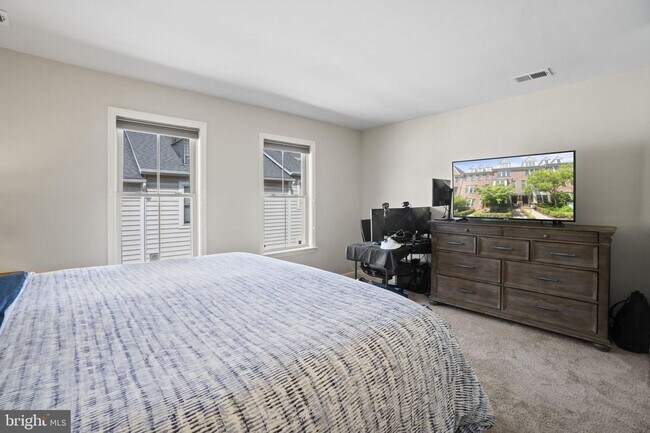 Building Photo - 2509 S Kenmore Ct