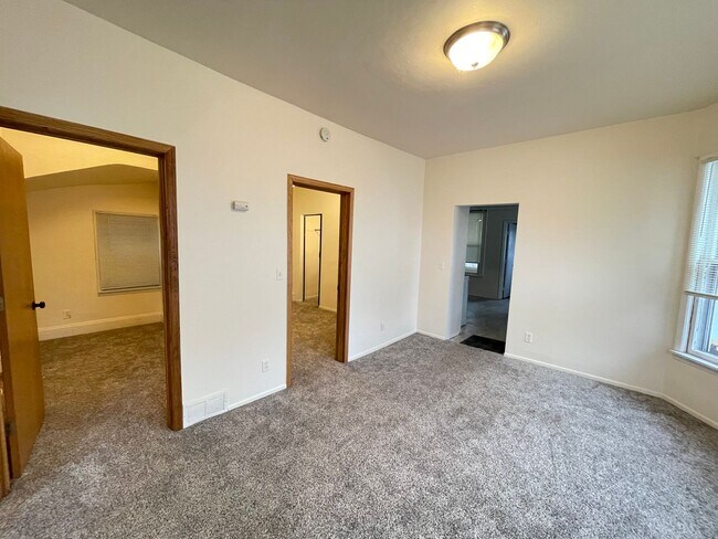 Building Photo - 410 N 52nd Ave W