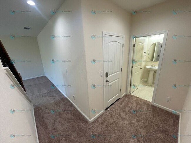 Building Photo - Half month FREE!!! Luxury and Convenience: Fully Equipped 3-Bedroom 2.5 Bathroom 2 car garage Con...