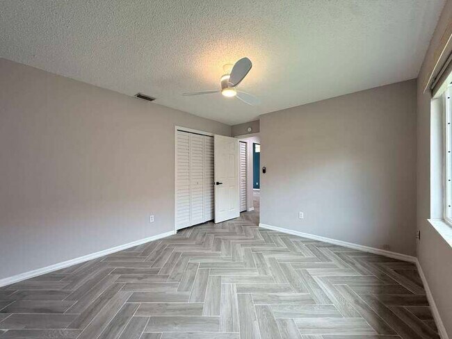 Building Photo - 1347 Overland Dr
