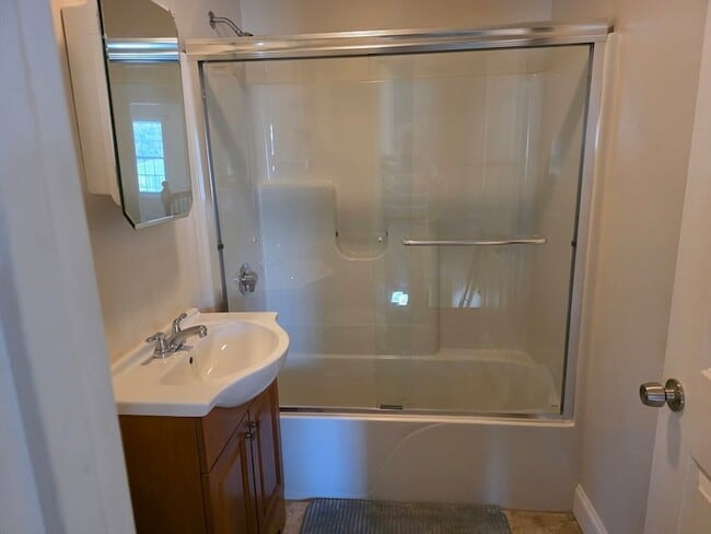 Building Photo - 176 Oak Grove Ave