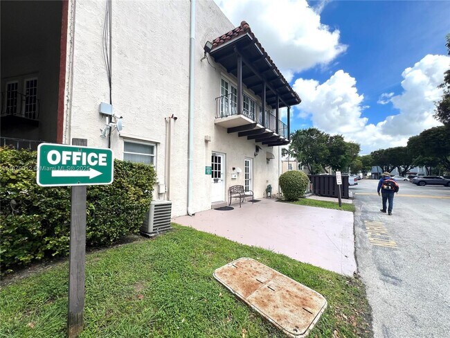 Building Photo - 10822 N Kendall Dr
