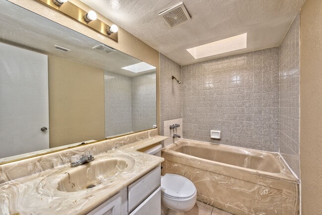 Building Photo - 2117 Sun Ave