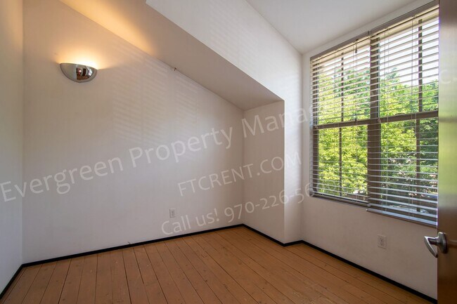 Building Photo - 318-320 W Myrtle