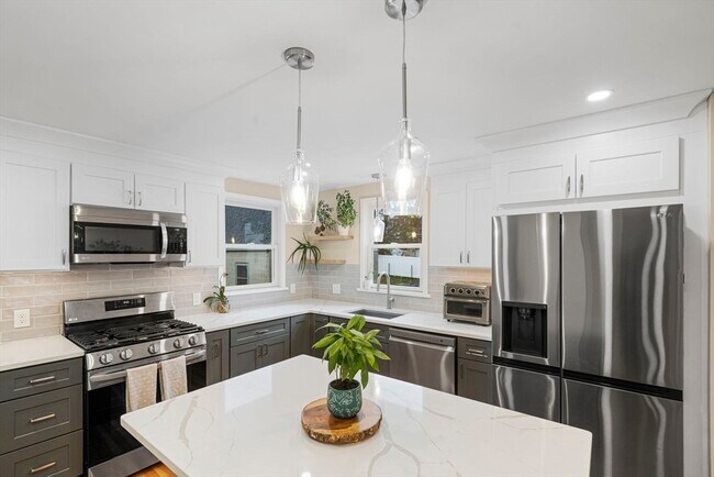 Building Photo - 57 Cook St